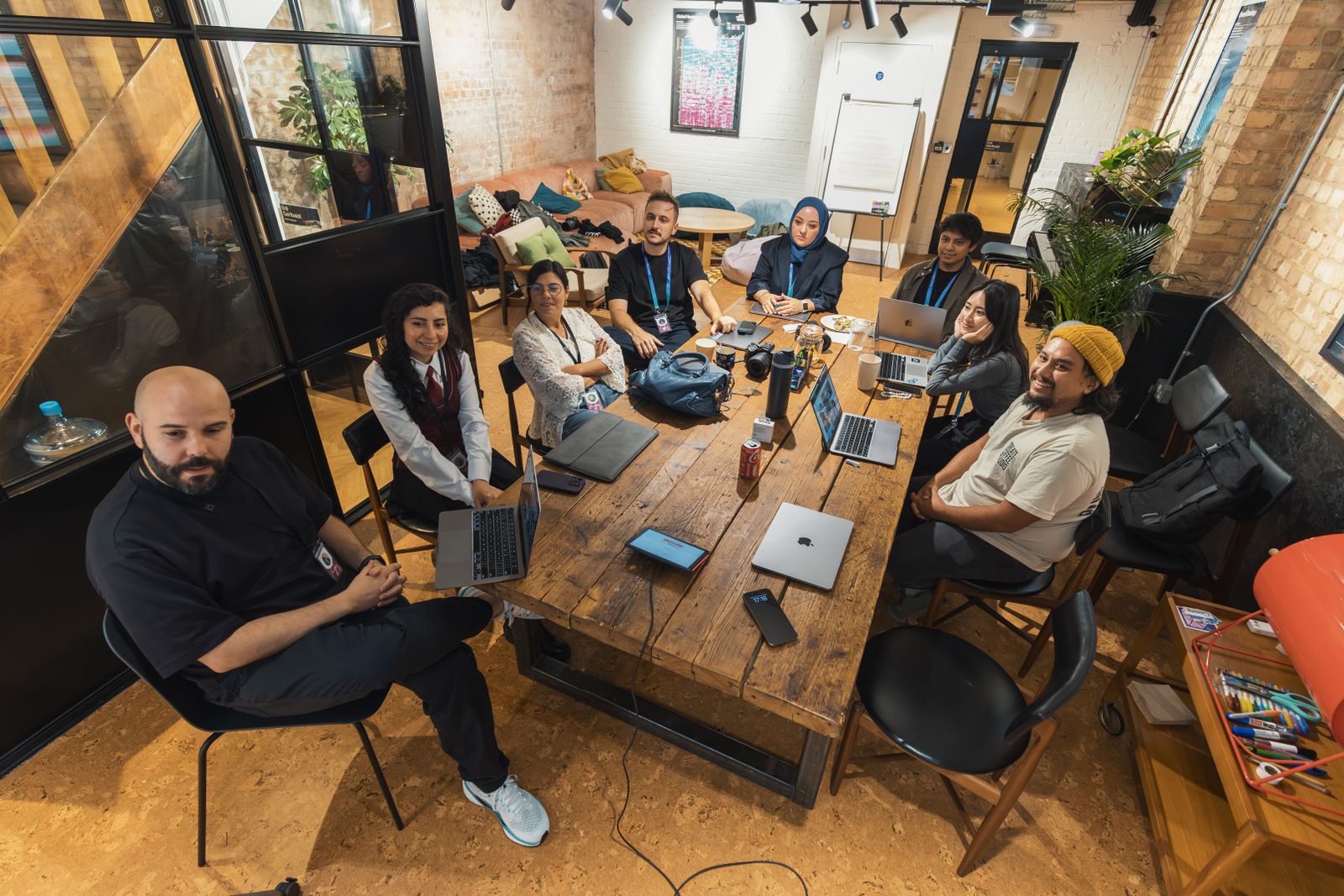 Team arbeitet mit Laptops und Unterlagen