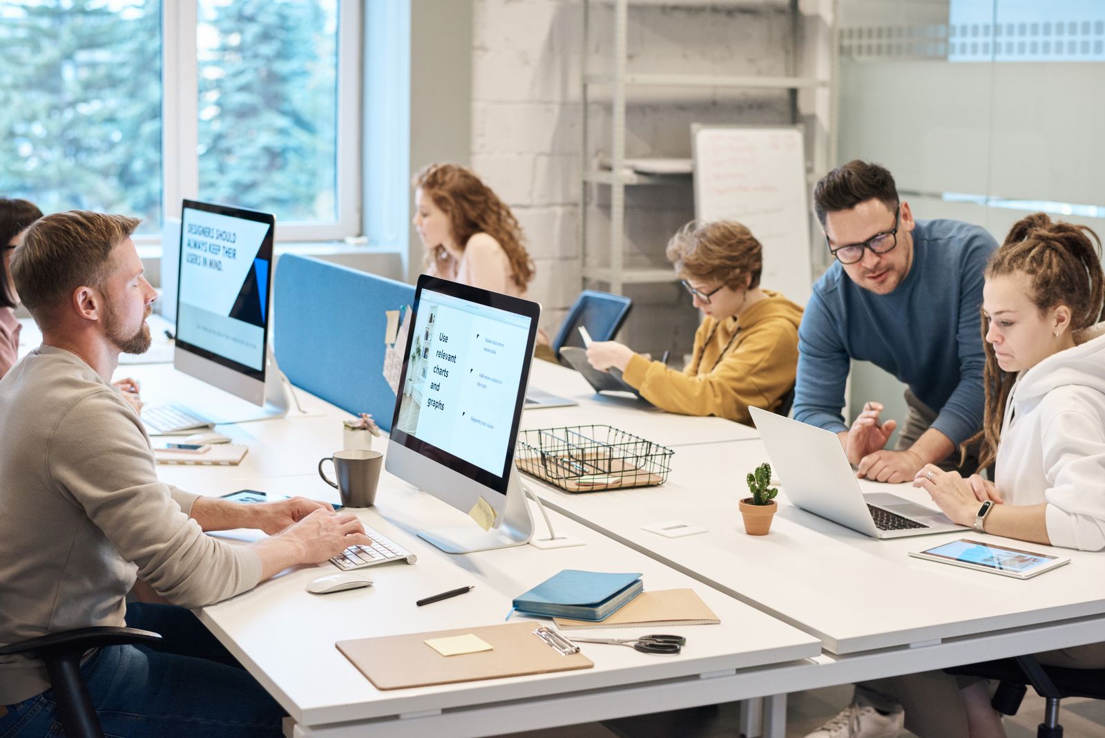 Team arbeitet an Rechnern im Büro