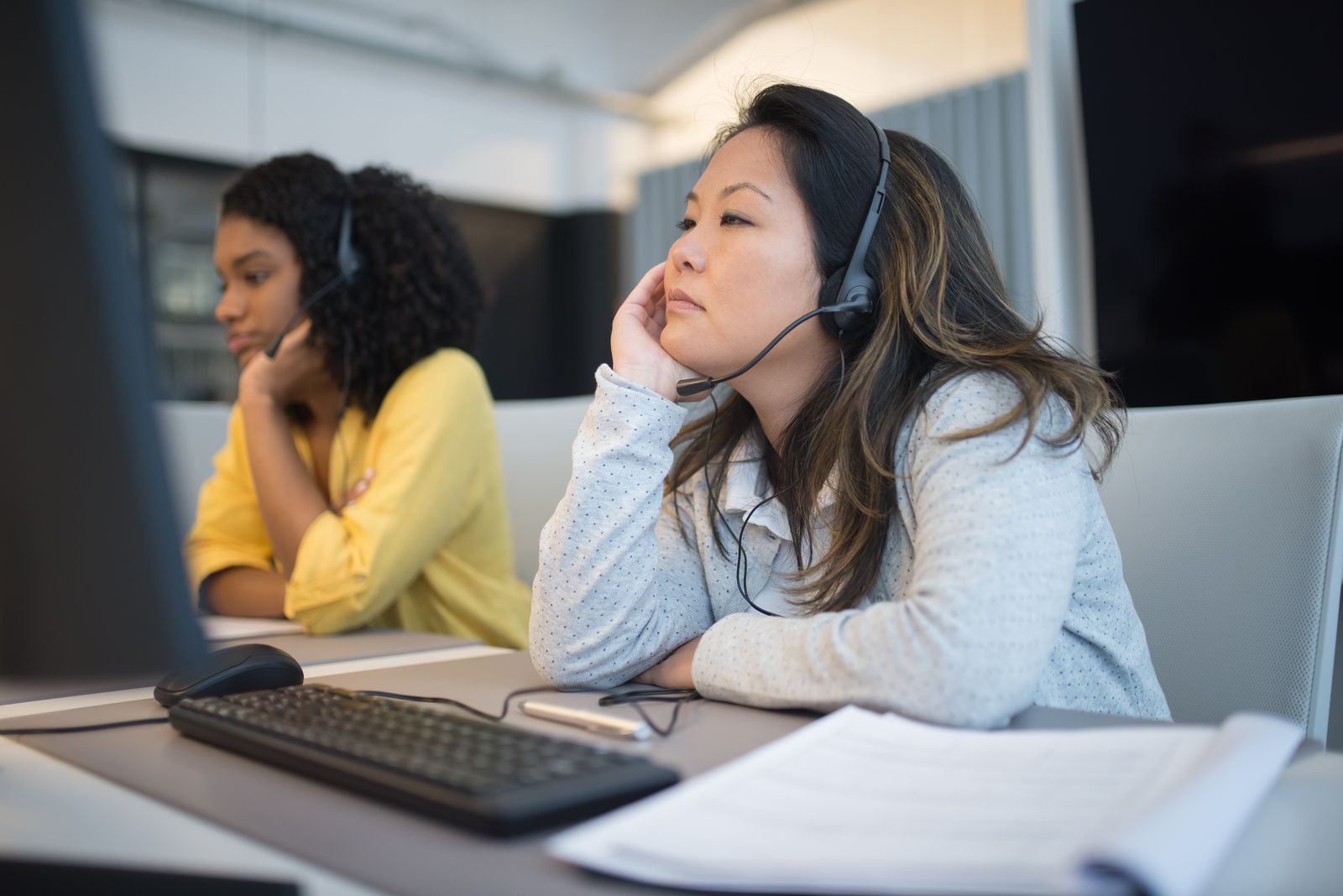 Team telefoniert mit Headsets im Büro