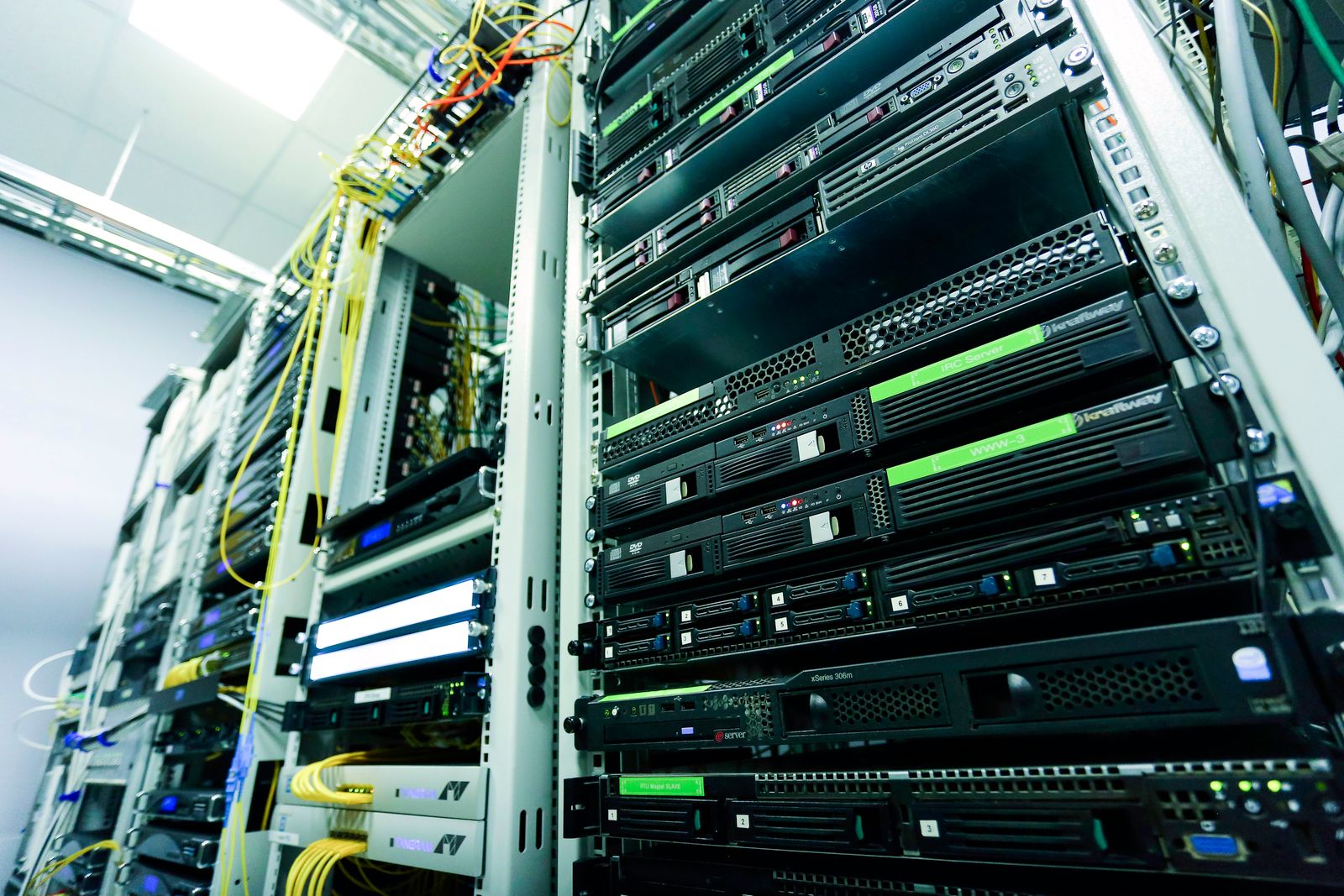 Netzwerk-Rack in einem Serverraum
