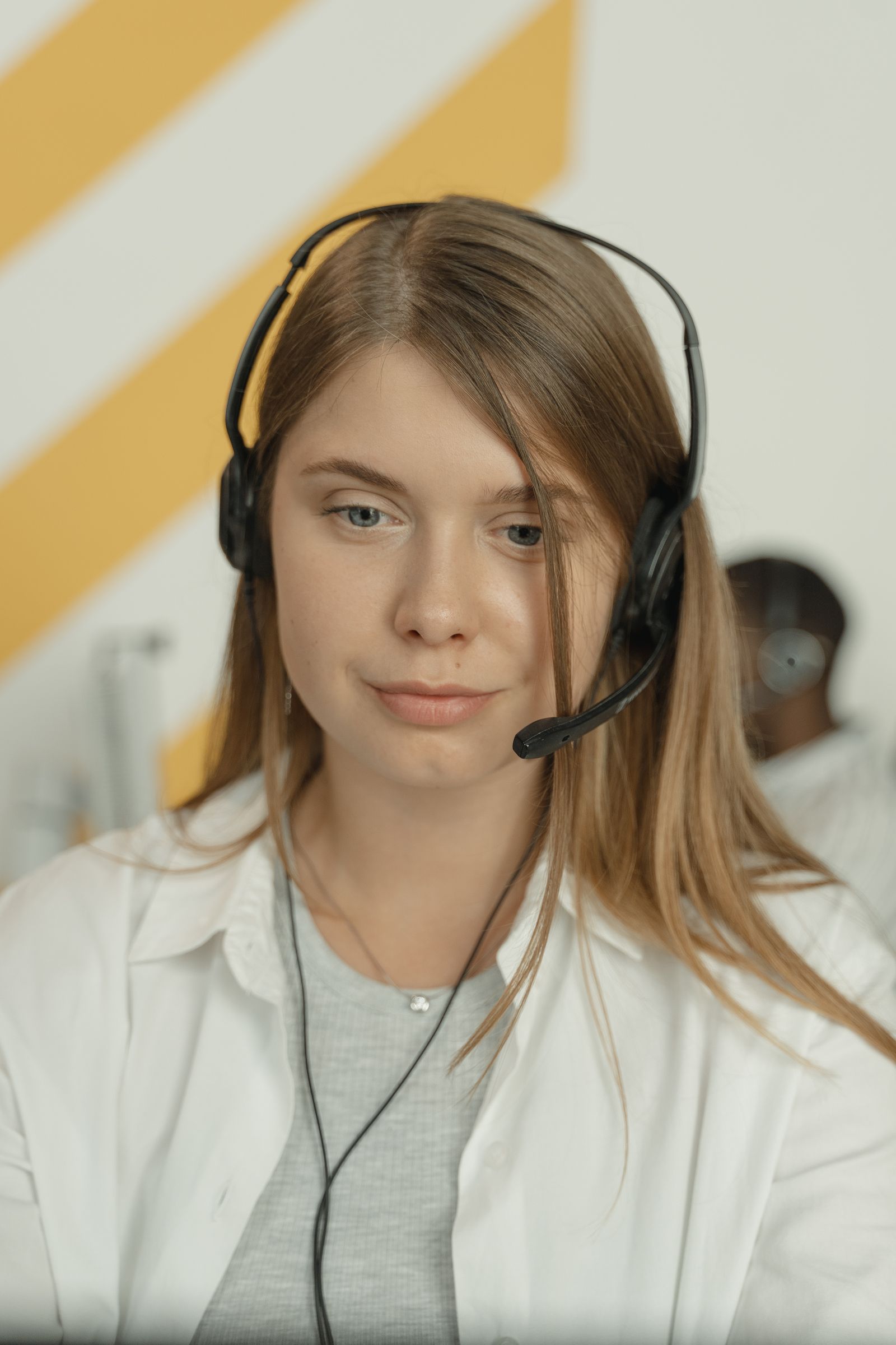 Mitarbeiter mit Headset telefoniert über Microsoft Teams